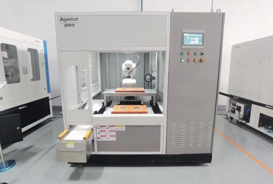 青資向“新”力 以芯片、智造、人工智能驅(qū)動(dòng)通訊技術(shù)向“新”而行，以“質(zhì)”致遠(yuǎn)